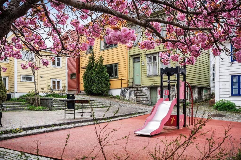 Dinbnb Homes I 4-Bedroom Historical House In Romantic Surroundings Bergen Exterior photo